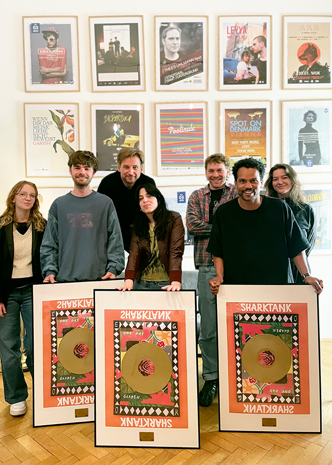 Freuen sich über ihre erste Gold-Auszeichnung: Marco Kleebauer, Katrin Paucz und Mile Lechner (vorne mit Gold Award) von Sharktank. Im Hintergrund vlnr das Team von Ink Music mit Kerstin Kern (PM), Hannes Tschürtz (CEO), Mattias Pöllmann (Finanzen) und Lily Strasser (PM)]